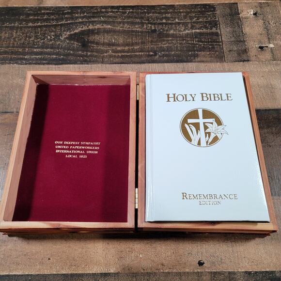 New American Bible Remembrance Edition in Cedar Box - Picture 6 of 12